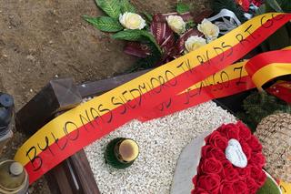 Tajemniczy napis na wieńcu. „Było nas siedmioro...”