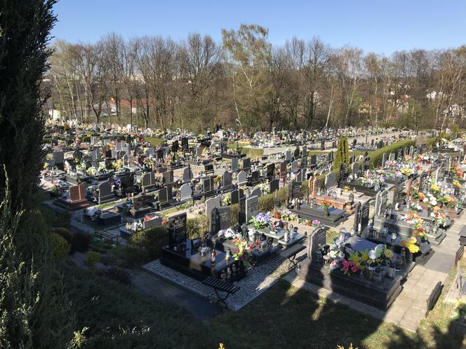 Ten cmentarz na Śląsku jest otwarty. Mieszkańcy odwiedzają groby bliskich