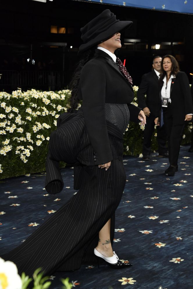 Rihanna ogłosiła ciążę na Met Gali 2025. Okrągły brzuszek wcisnęła w gorset!
