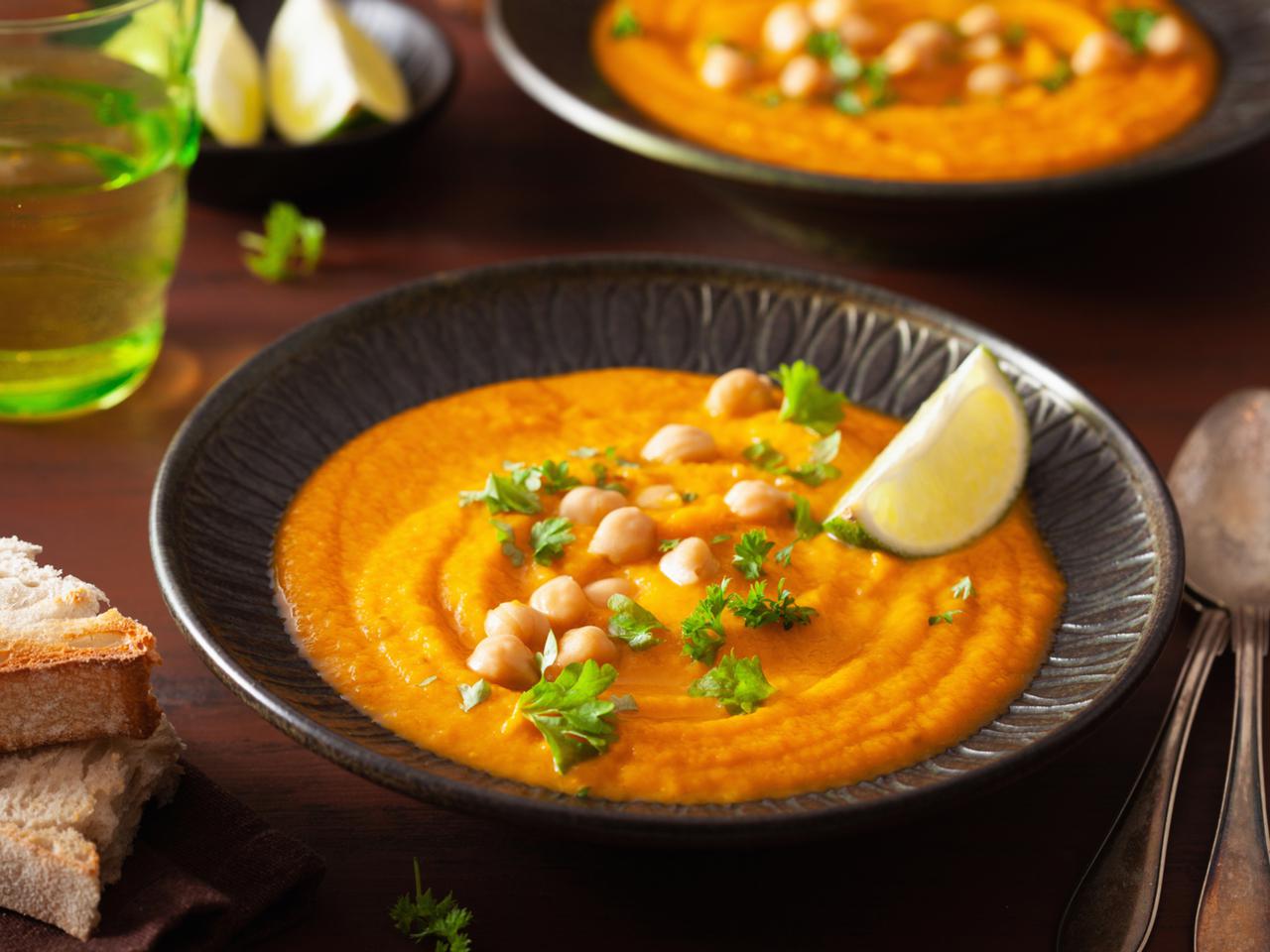 Marchewkowy krem z pieczoną ciecierzycą - pyszna wegańska zupa