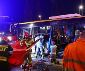 Wypadek z udziałem autobusu i ciężarówki w Warszawie (23.10.2025)