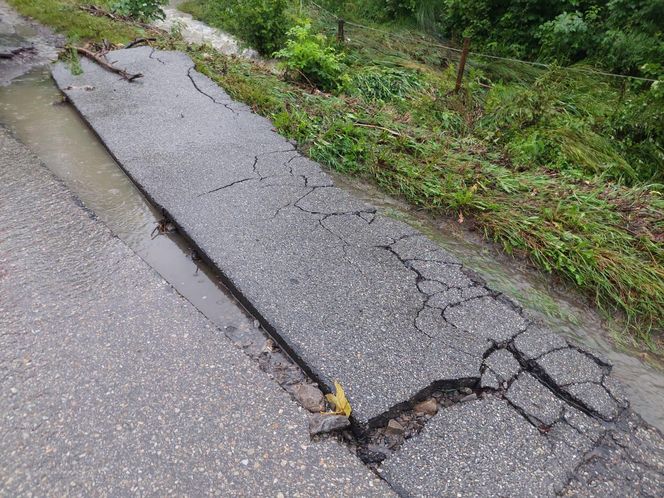 Zalane ulice i posesje. Trudna noc w gminie Goleszów w powiecie cieszyńskim