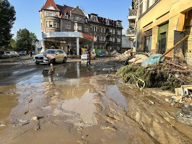 Mieszkańcy Kłodzka i Stronia Śląskiego rozpoczęli wielkie sprzątanie. Chcą zwalczyć skutki powodzi