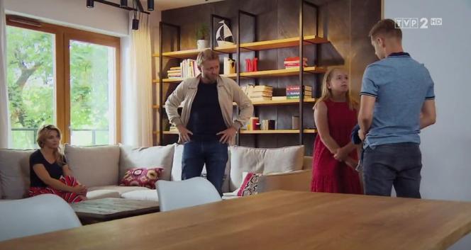 M jak miłość odc. 1402. Paweł (Rafał Mroczek), Julka (Joanna Kuberska), Basia (Gabriela Raczyńska), Mark (Hubert Wróblewski)