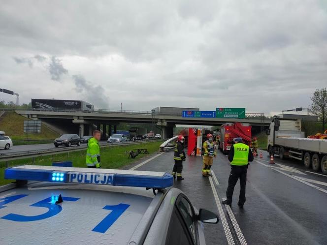 Nawet 3 godziny potrwają utrudnienia na autostradzie A4 w Mysłowicach, gdzie przewróciła się ciężarówka [ZDJĘCIA]