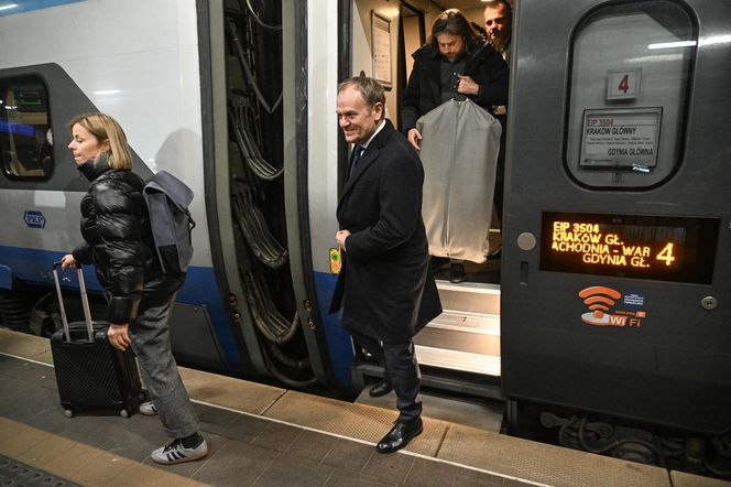 Tusk i jego ekipa w drodze do Gdańska. Pojechali pociągiem 