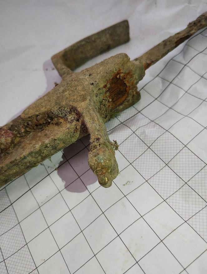 Zabytkowa szabla wyłowiona z Wisły. Rzeka odkrywa skarby z przeszłości