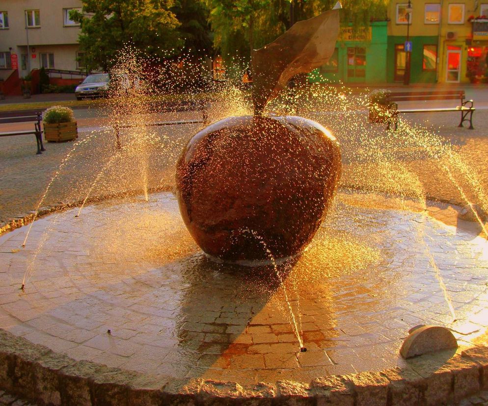 To niewielkie miasto na Mazowszu zna każdy. Kojarzy się głównie z jabłkami