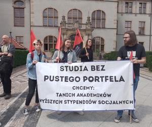 Protest studentów przed rektoratem UAM