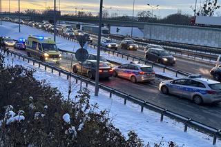  Tajemnicze zatrzymanie na S8 w Warszawie. Kierowca w kajdankach, co tam się wydarzyło?