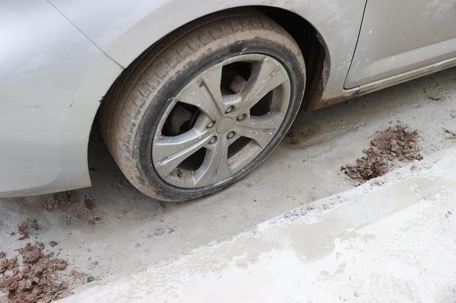 "Zabetonowane" auto z Łodzi zniknęło i się odnalazło. Straż miejska chce ukarać właścicieli.