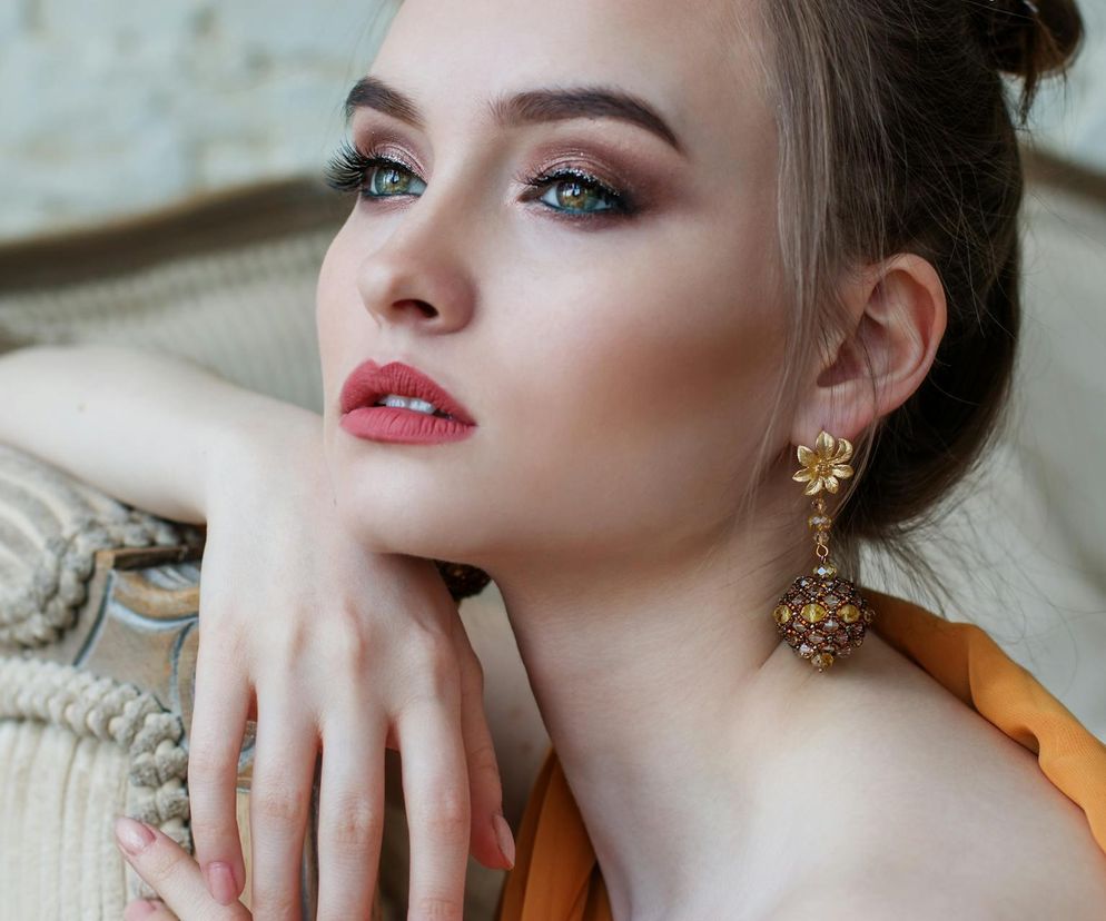 Jesienne trendy w makijażu. Te kolory na ustach i powiekach będą świetnym dopełnieniem ciepłej garderoby