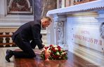Nawroccy przy grobie papieża Polaka