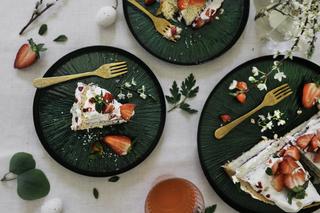 Wielkanocny stół pięknie nakryty – ciemne naczynia