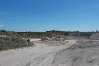 śmieci na terenie wyrobiska w Olszewicach