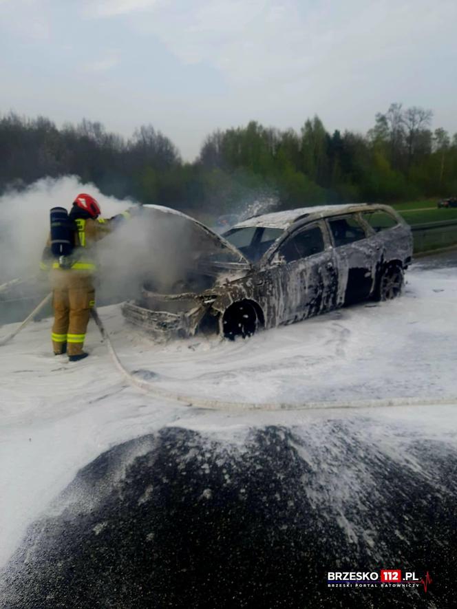 Pożar osobówki na autostradzie A4 w Brzesku