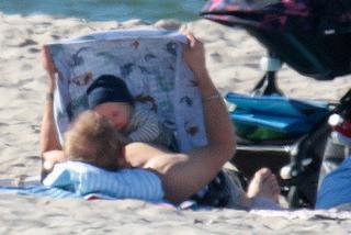 Borys Szyc na wakacjach. Tak aktor zabawia syna na plaży w Chałupach [PAPARAZZI]
