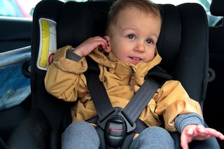 Ten test na zapięcie fotelika działa na wyobraźnię. „Czułbyś się pewnie, robiąc to?”