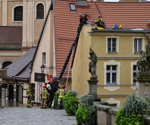 Dynamiczna sytuacja powodziowa. Rzeka Nysa Kłodzka zalała Kłodzko, 15 bm