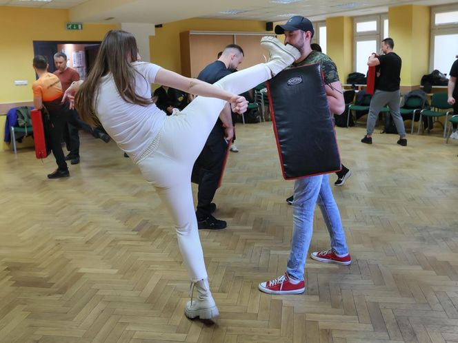 Odpowiedź na bandyckie ataki na ratowników medycznych w Warszawie. Przeszli ostre szkolenie