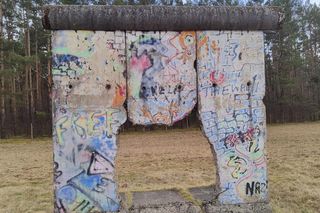 Największa kolekcja muru berlińskiego jest pod Wrocławiem. Na polu ustawiono kilkadziesiąt żelbetowych płyt z NRD