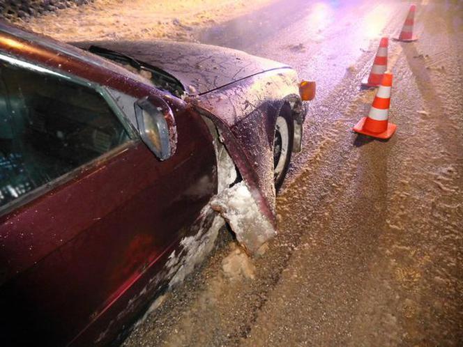 Krosno: 18-latek bez prawa jazdy uciekał przed policjantami. Wpadł w poślizg