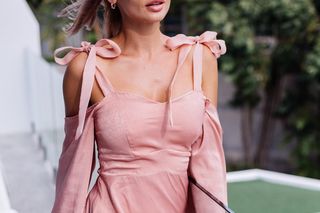 Ten motyw rządzi w letnich, kobiecych stylizacjach. Francuzki noszą go od dawna