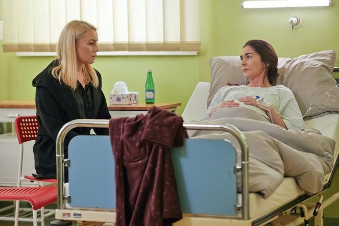 Pierwsza miłość, odcinek 3590: Alicja (Magdalena Szczepanek), Emilka (Anna Ilczuk)