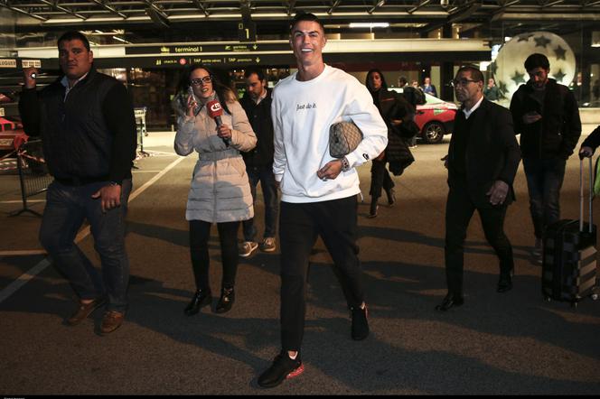 Cristiano Ronaldo nosi PRZESTARZAŁY sprzęt. Zapomniał go ukryć i go przyłapali [ZDJĘCIE]
