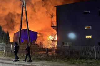 Ogromny pożar w Kaninie. Płonie zakład meblarski, na miejscu pracuje 100 strażaków