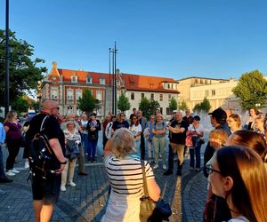 Magiczna Noc Świętojańska w Starym Fordonie. Spacer pod gwiazdami przyciągnął bydgoszczan i turystów
