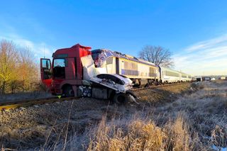   Tir zderzył się z pociągiem osobowym. Trasa kolejowa Ełk-Białystok zablokowana