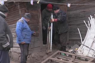 Rolnicy. Podlasie. Akcja wyciągania ramy okiennej z odchodów