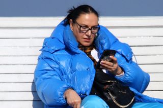 Kayah łapie słońce na molo