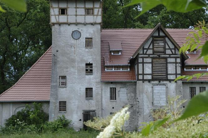 Zabytkowy dwór w Jankowie Pomorskim kolo Drawska Pomorskiego