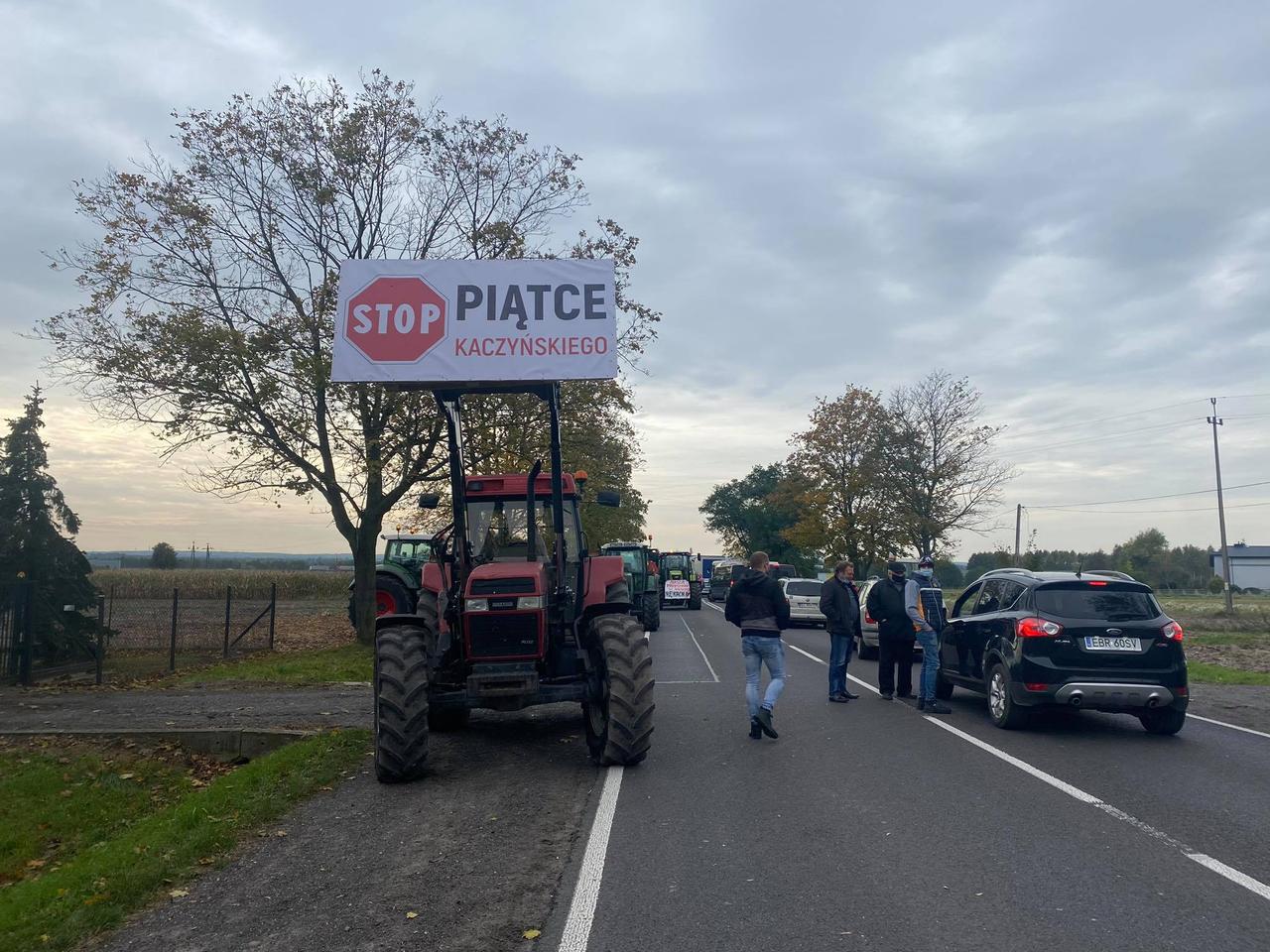 Kolejne protesty rolników. Drogi krajowe zablokowali ciągnikami [ZDJĘCIA, AUDIO]