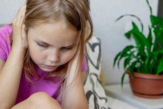 Niektóre dzieci nie znoszą, gdy ktoś głośno oddycha lub siorbie. To nie fanaberia, to objaw mizofonii