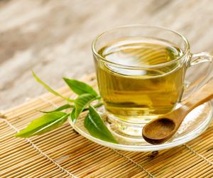 Co się dzieje, kiedy pijesz zieloną herbatę? Sprawdź, jakie są skutki uboczne 
