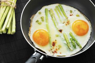 Szparagi z jajkiem sadzonym - przepis na pyszne śniadanie