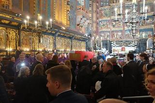 Ostatnie pożegnanie Wandy Półtawskiej. Kard. Dziwisz: Księga jej życia została zamknięta