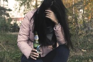 15-latka leżała pijana w lesie. Impreza urodzinowa nastolatek zakończyła się interwencją policji