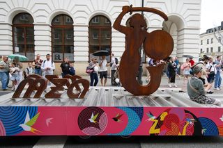 Parada Syrenki 2025 przeszła ulicami Warszawy. Na trasie 20 barwnych platform