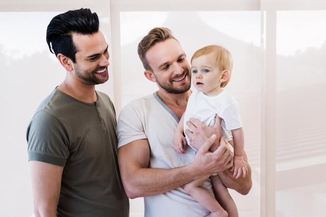 homoseksualizm homoseksualiści geje adopcja dziecko chłopiec chłopczyk para homoseksualistów