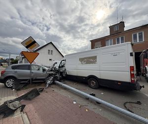 Dwie osoby w szpitalu! 83-latek przejechał przez rondo i uderzył w busa