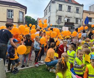 Pomarańczowe balony przeciw przemocy w Przeworsku