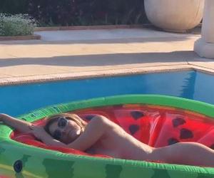  58-letnia Liz Hurley kompletnie odleciała. Całkiem nago pozuje na arbuzie