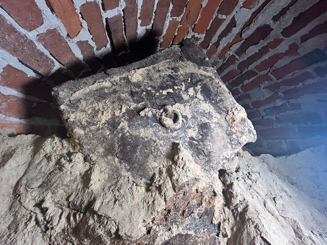 Pierwsze odkrycia w tajemniczej krypcie w Kazimierzu Biskupim