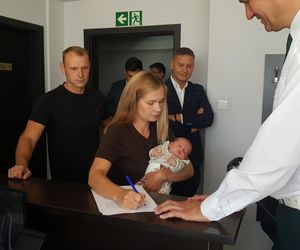 Funkcjonariusze ITD pomogli Wandzie bezpiecznie przyjść na świat. Mają nadzieję, że kiedyś przyjdzie na służbę