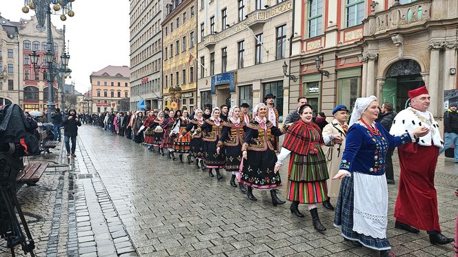 Polonez dla Fredry 2025 we Wrocławiu. Maturzyści zatańczyli na Rynku [ZDJĘCIA]