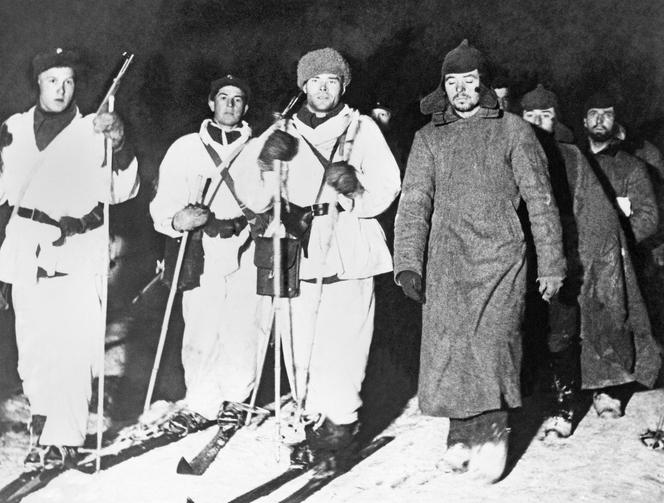Sowieccy jeńcy pod eskortą fińskich narciarzy, styczeń 1940 r.
